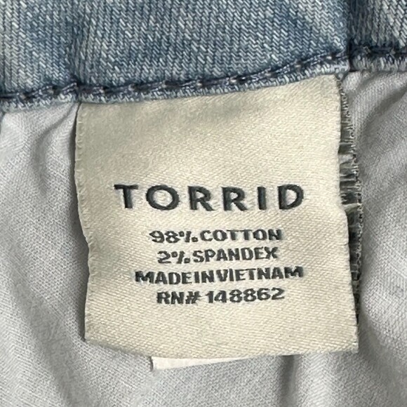 Torrid Distressed Denim Light Washed Bermuda Shorts Size 22 - Picture 9 of 10